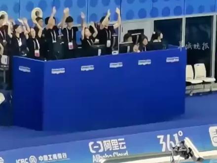 亚运会现场响起《千年等一回》工作人员带头“嗨”起来了 网友:这届官方太会整活了