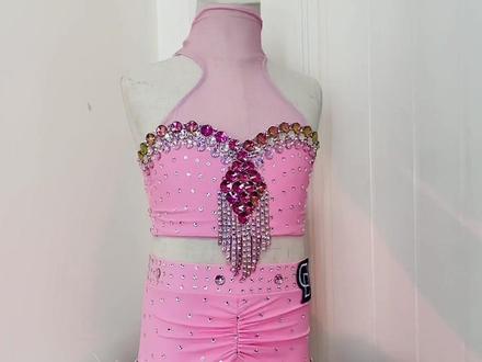 粉配灰真的很高级 !!大家期待的林意涵同款@DANCEBABY 家的舞服改花服,制作视频来啦!下期想看什么款式的给我留言哦#diy拉丁赛服 #拉丁舞服 #林意涵 #dancebaby舞服