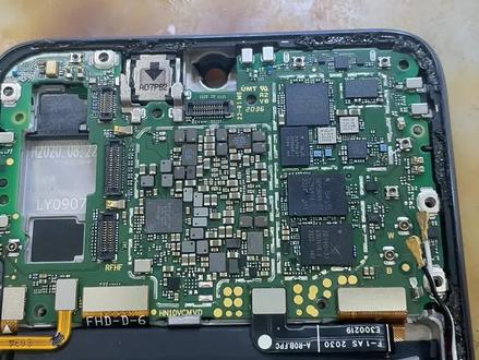 畅享20Pro,进水导致插充电器闪一下充电标就停止充电,温度检测的22K电阻变无穷大,更换完美修复,十堰手机维修