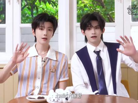 #SnackPaper茶话时间 x #SnackPaper品牌代言人云旗郝熠然 🎤
如果吃下#SharingSweets巧克力 就能获得和小狗对话的魔法
@云旗Yunqi @郝熠然 会想要说什么?
如果可以完全悠闲自在地度过一天,他们会想要做什么?
更有那些只有彼此知道的小情报现场“爆料”,
还有记忆里那些来自粉丝的话语,与你分享他们心中的感动……
有笑声,有温暖,一起打开访谈一看究竟吧~
@SnackPaper
#SharingSweets巧克力 #SharingSnackSharingLove