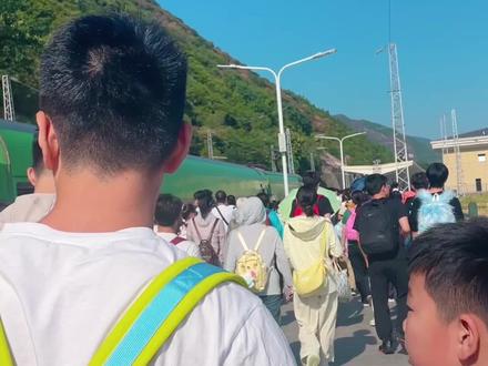 带娃徒步爬华山|天下第一险其实并不难 从西安钟楼到华山详细旅游攻略:
交通方式
•高铁:从钟楼站乘坐地铁2号线到西安北站,再乘坐高铁到华山北站,最后乘坐景区免费摆渡车前往华山景区。全程约1小时40分钟,费用约58.5元,高铁每日6:26-17:59有20多班次,可以提前买也可以到高铁站再买
登山路线
•独步上山索道下山,(北上西下),从玉泉院出发,经千尺幢、百尺峡等景点到达北峰,鹞子翻身、南峰、长空栈道、西峰,从西峰索道下山,再乘坐滑索下山,下了滑索再花40元成大巴车出山。最后从华山北坐高铁回市区。
门票及索道票
•旺季门票160元/人,儿童半价
•西峰索道单程140元/人,北峰索道单程80元/人,西峰进山车单程40元/人,北峰进山车单程20元/人。
#华山 #西安 #旅行 #带你看风景
