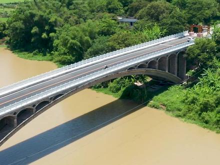 我国第一座100米净跨无筋石肋空腹式双曲拱桥灵山县龙武大桥,已经修复