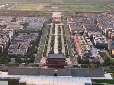 #凤阳是个好地方 明中都,始建于洪武二年(1369年),于洪武八年(1375年)罢建,共营建六年之久。占地总面积为382.30公顷,其宫城比北京故宫大12万平方米。罢建时已初具都城规模。明中都的建设按照《考工记》设计,具有前朝后寝、左祖右社等布局特点,以一条中轴线贯穿全城。朱元璋下诏在凤阳营建中都时,在全国调集能工巧匠、军士民夫等,不少于百万之众,置城池宫阙如京师之制。城址由三重城垣构成,面积达50平方公里。城垣、宫殿、坛庙、中央官署、军事设施,与路网、水系及建城时的窑址、石料厂等遗存共同构成了庞大的明中都遗址群。明中都是中国古代最豪华富丽的都城建筑之一,在中国古代都城建筑发展史上占有重要的位置,如今是国家遗址公园。