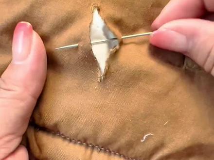 羽绒服刮坏这样补 #穿针引线 #针线小妙招 #旧衣改造 #缝纫日常 #每天分享制作过程