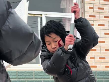 武松打虎“这娃无敌了,把五年级语文演绎活了” 这娃被校园霸凌之后成精了!把五年级语文“景阳冈”简化后,演绎读活了,笑料百出,精彩环环相扣!这是婚礼主持人高海洋,他这个有趣的爸爸让她的女儿农村小学生高紫益和高晨益,在周末自导自演的读书片段,农村孩子逆袭成长之路,虽说是演绎,但让多少人找到了童年无忧无虑的回忆。善良的本性里透露着真诚! #谁教的娃这么优秀😀 #创作者中心 #创作灵感 #农村小学生高紫益 #武松打虎 @抖音热点 @抖音创作灵感 @抖音创作小助手 @环县·西安|走心婚礼主持-高海洋