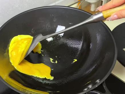 你们要的不粘锅无涂层的铁锅我替你们找到咯! 用对方法热锅凉油非常的丝滑,煎蛋煎鱼一点都不粘很丝滑,煎炒炖煮都可以#我的厨房日记 #三四钢铁锅 #无涂层不粘锅 #生活小妙招 #铁锅