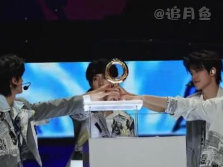 #时代峰峻回应TOP番位争议 时代峰峻终于回应了持续已久的TOP番位争议,希望公司合理规划五个孩子的未来发展,而不是一味盯着粉丝的钱包!#时代峰峻 #番位 #TOP登陆少年 #回应