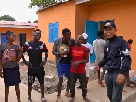 给非洲村民盖一套四合院,耗时三个月完工,再也不用住土房茅草屋 小伙在非洲开荒种地,为了改善农场员工的生活条件,出资建设一套四合院,送给干活积极的四个人,当地人第一次见这么豪华的房子#三农 #盖房子 #非洲纪录片 #走进非洲 #原始部落