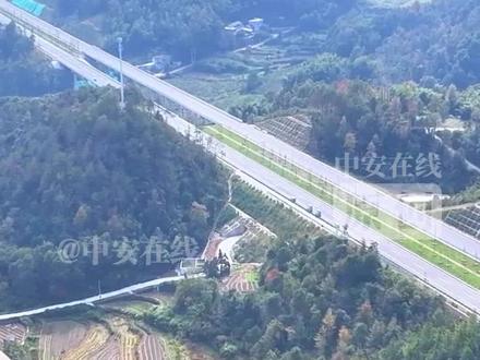 太湖至蕲春高速公路是安徽省高速路网“五纵十横”中“第七横”沪武高速的重要联络线,项目全长约45公里。目前,该项目主体工程已经全部完成,预计年内可以建成通车。(记者 苏艺 盛佳玉)