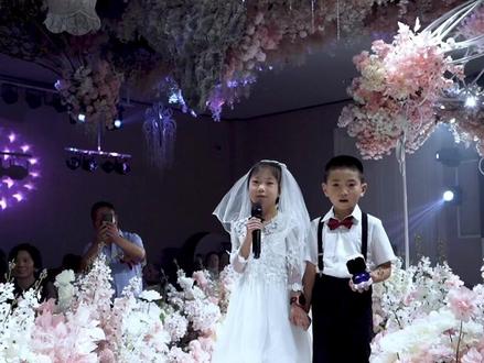 可可爱爱的小朋友,不一定是“婚礼杀手”,也会成为戒指使者。
#花童送戒指 #婚礼唱歌的小女孩 #小花童 #给你们 #婚礼现场