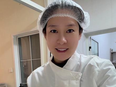 这样的蛋糕好看,但是加钱也不愿意做很多 又做了一个手绘蛋糕,好可爱的小图案,每画一个就是在考验耐心。 #手绘蛋糕 #仙妮贝儿拉线膏 #生日蛋糕