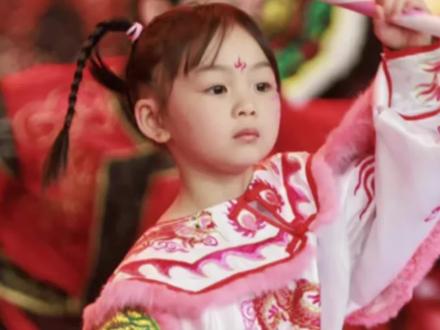 火遍全网的英歌小女孩又来炸街了#英歌小女孩庄恩琪火力全开 #非遗贺新春