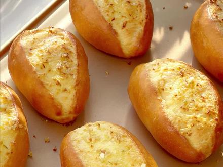 蒜香黄油面包✨蒜香浓郁 好吃到舔手指 这个蒜香面包真的超级好吃,烤的时候满屋子都是香味,出炉就被办公室的伙伴们炫完了,喜欢蒜香口味的朋友们可以试试!#蒜香黄油面包 #蒜香面包 #餐包 #面包教程 #烘焙教程