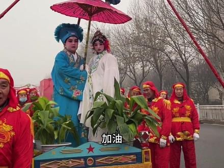 周村“芯子”是元宵扮玩活动的经典,全国都能排上号,这个娃娃才7岁,风雨天里受辛苦了!不经历风雨难以见彩虹,为这个勇敢女娃娃点赞!#一飞看山 #原创视频 #旅行推荐官 #淄博#我的生活日记