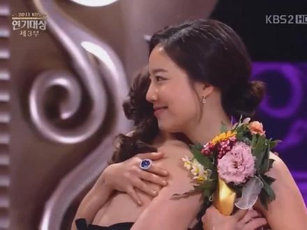 2011年KBS颁奖大典❤️
文根英亲自为文彩元颁发最佳演技奖
三年前的2008年
文根英获得韩剧史上最年轻演技大奖
三年后 文彩元紧随其后
在颁奖典礼结束后 文根英在离开的车上流下了泪水 而她还打趣的解释到:“太热了”
我相信 我确信
#文根英文彩元 #风之画员 #五两cp #🌈