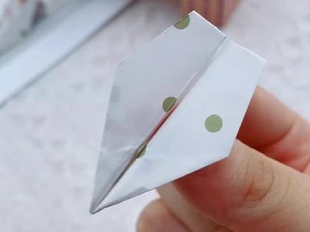 #毕业季青春不散场 @江苏联通毕业了,你还记得校园里,书桌上折过的飞过的纸飞机吗?#手工 #折纸 #毕业季