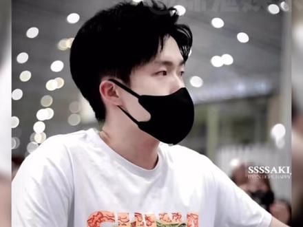 真的对不起大头第一次看到大头给朋友说他的时候叫不出名字叫的那句蘑菇头那男的 #大头 #王楚钦 #头发#憨憨男孩 #王楚钦头发没剪好