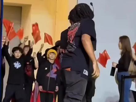 13岁小孩哥秋秋参加法国世界JD比赛,从 被蔑视不被看好 到 全场高呼高举国旗,真的是太棒了#秋秋 #霹雳秋秋