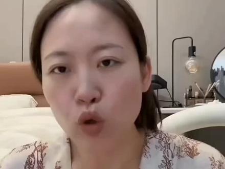 #“从漂亮国到他的城市 我又要飞八个小时 在我手机没有网络的八个小时里 他跟我坦白了一切”
“她家境挺殷实的 我父母都知道她 打算让我毕业就跟她订婚”
“ 我家境也殷实啊”