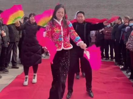 聚一份祝福,聚一份吉祥,聚一份花好月圆的好时光!来吧,丫头大舞台,有才你就来,每天下午2.30风里雨里东门广场等你!@“笑对人生”不定时直播 @阳城赵哥 @丫头(每晚8点直播)💃