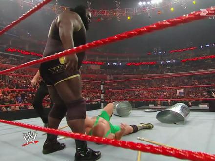 WWE道具赛,马克亨利轻松掰断竹棍#wwe#马克亨利