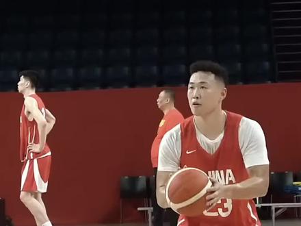 四年前从国家队铩羽而归,27岁改变投篮动作,为了这一刻的爆发,硬汉贺希宁付出了太多 #中国男篮 #贺希宁 #中国篮球 #中国男篮vs日本男篮