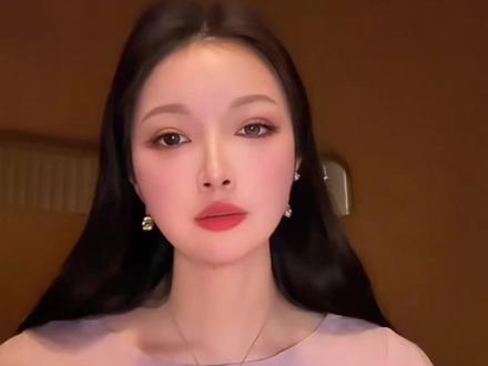 别再妖魔化你的亲戚,我们没有想象中那么重要。
一、在缺乏公共议题的家乡餐桌上,我们是一个能提供谈资的社交货币。
二、血缘往往是我们人生低处的防线,不要轻易切断这张网。
#血亲 #社交货币 #春节回家前后 #人情世故 #乡土人情