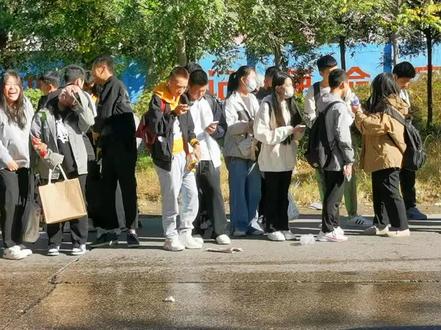 等公交的学生们#百姓生活 #老特说事@老特说廊坊