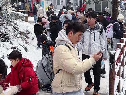 大雪纷飞,2月6日安吉灵溪山大雪如约而至,这个双休日2月7号8号可以带娃玩雪了 #安吉大雪 #安吉灵溪山风景区 #浙江暴雪 #安吉下雪了 #湖州暴雪