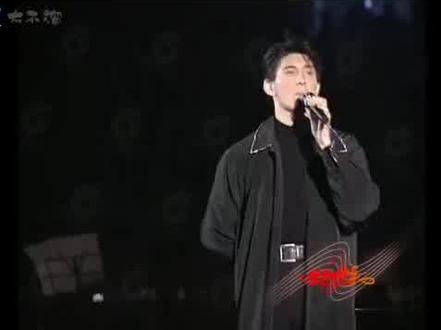 吴奇隆(Nicky Wu,1970年10月31日-),出生于中国台湾省台北市,毕业于辅仁大学,中国台湾男歌手、演员、制片人。 1988年9月25日,苏有朋与吴奇隆、陈志朋共同组成了“小虎队”。他们在台湾中华电视公司的“青春大对抗”(后更名为“TV新秀争霸站”)节目中担任节目助理。10月1日,小虎队首次在荧幕上亮相。
1989年1月20日,小虎队和“忧欢派对”合作发行专辑《新年快乐》,演唱《青苹果乐园》和《彩色天空彩色梦》两首单曲,五人合唱歌曲《新年快乐》(此曲在1992年央视春晚上作为台湾地区选送节目播出)。曲风欢快富于青春气息的《青苹果乐园》,让小虎队受到关注,一个月后,《新年快乐》专辑在中国台湾的销售量突破25万张。1989年4月8日,小虎队在台北国父纪念馆举行的“我们爱小虎队-万人马拉松签会”,因到场观众过多被迫取消。4月底,小虎队发行首张正式专辑《逍遥游》。5月,以“逍遥、货柜、小虎队”为主题举行20场全省演唱会,巡演首场于5月6日从台中出发,于6月18日回到台北,累计超过50万人次观看。9月,发行第二张专辑《男孩不哭》。《逍遥游》和《男孩不哭》在中国台湾累计正版销量超过120万张。