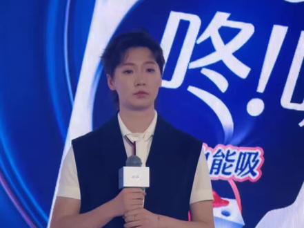 #王曼昱 在主持人和球迷们的共同鼓励下画了个圆⭕️😁#苏菲线下见面会 cr.水印