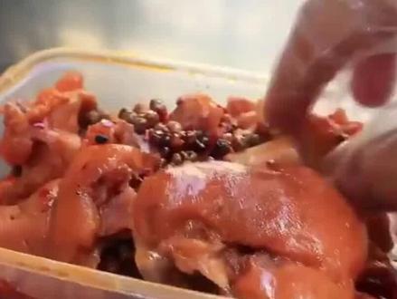 河南庙会“C位猪蹄摊”火了!27万抢滩,5天回本一半,老板:喉咙都喊哑了#上热门 #抖音二创激励计划 #新闻 #万万想不到 #抖音看世界 @DOU+小助手