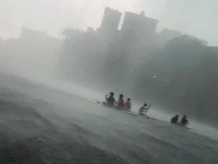 感受一下广西河池红水河突降暴风雨的压迫感
#蓝刀鱼风暴 #广西 #暴风雨