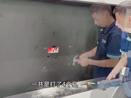 电视机安装好了,业主说左右高低不平,但是水平仪和水平尺都已经显示平了,没有办法,只能按要求继续调整,伸缩壁挂电视机安装视频教程#电视 #本地生活服务 #万师傅 #技能改变生活 #装修