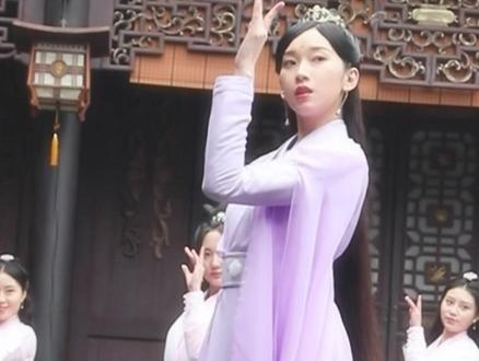 #燕山派与百花门女团舞接力 #戴燕妮刘令姿苏晓彤女团舞接力 起猛了,看到大师姐@刘令姿 跳女团舞了,速速学起来一起跳!@戴燕妮 小小妮 #燕山派与百花门