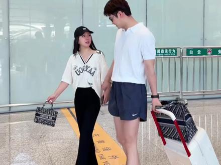 一婚嫁二婚 在回广州之前今天我和他谈好了!我们约法三章!我们俩个还对方自由!各自尽好自己的责任和义务!婚姻里最累的不是争吵,是带着温柔试探底线!我谈的不是条件,是往后余生的安全感!看似和解的婚姻,可是下飞机看到香港保姆的瞬间,却藏着我女人最准的第六感?#宝妈 #夫妻相处之道 #夫妻情感 #婚姻修复 #婚姻家庭
