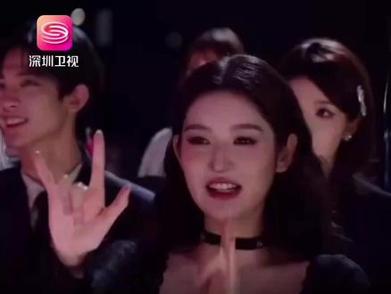 演员→主持人→唱跳歌手 王玉雯“两天连跨三界” 12月21日,#2025腾讯视频星光大赏上,昨天刚刚解锁主持人身份的#王玉雯宣布,将马上解锁唱跳歌手这一新身份,网友:王玉雯还是太全面了!