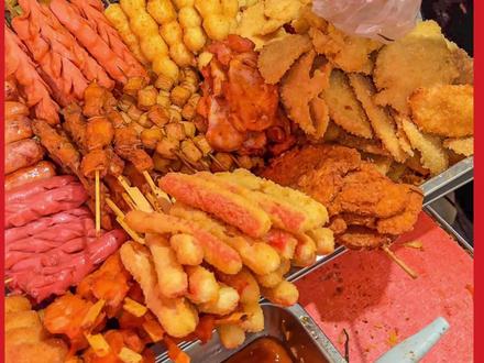 终于吃到了天津硬核早餐!藏在居民楼里的大饼夹一切,超多配菜太过瘾啦!!!
#街边小吃 #城市里的烟火气 #天津早点有多好吃 #市井生活 #街头美食