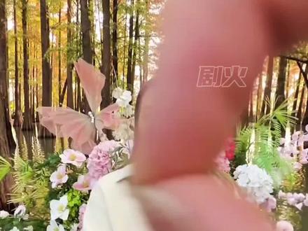 稀有国语单曲+顶配港风制作,每一帧都是电影质感!#卫兰 #春港夜雨 #卫兰给港风短剧唱主题曲了