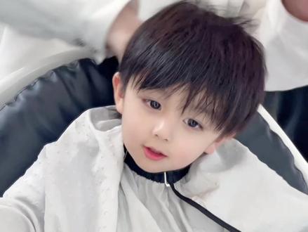 又是花98的一天吖 蛋总亲子指导tony老师剪帅气狼尾发型,一起见证一下