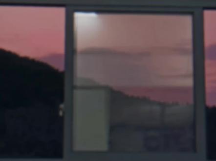 #不清水【很爱装的alpha✘很迟钝的beta,壮绶,已完结,营养均衡】
一个单纯的老实人被荫諳瘋匹壊种惦记了十几年🍑最后得逞的故事。
外面突然传来一阵动静。孟同循着声音朝门口看过去,只见几个人簇拥着一个高大的Alpha,那Alpha身穿黑色大衣,随着身体走动,衣摆在半空中微晃。
等男人的眉眼暴露在大厅明亮灯光下,孟同这才看清,Alpha蓝色眼珠环顾四周,眼神平静又沉稳,深邃的眼眸是让人沉溺的潭水,他给人的感觉很像曾经年轻的徐先生。
孟同看着Alpha的脸,越看越觉得眼熟。直到看到男人朝着徐夫人走过去,他紧紧拥抱着徐夫人,两个人不知道说了什么。
“Evan,你回来了。”徐先生低沉的声音从身后传来,Alpha松开徐夫人,朝他微微颔首,“父亲。”
孟同的思绪一下子飘到了很远的时候,那是十几年前,徐家的人回老宅。孟同和孟良河去老宅照顾他们的主子。
“Evan,这是你小同哥哥,你不是说没有伴儿无聊吗?”徐夫人蹲在一个精致又可爱的混血男孩身边,指着孟同和他介绍。
孟同第一次觉得一个人的眼神会那样让人心悸,即使他知道面前的人只是个小孩子。
最后一面时,他打了徐见山一巴掌。孟同猛的回神,他恍惚的看着人群里正游刃有余处理人际关系的Alpha。
孟同喉咙发紧,低着头,他安慰自己已经这么多年过去了,徐见山应该已经忘了他这号人。
好在葬礼很快结束。孟同混在人群里,和徐夫人告别,尽管对方一个劲儿挽留,孟同还是推辞。
只是当他刚刚走出大厅,准备在附近随便找一个小旅馆住一晚时,一辆车停在了他面前。
后车窗缓缓下降,徐见山的脸出现在孟同面前,他缓缓扭头探出窗,那双漂亮的蓝眼珠盯着孟同,孟同被他看的心慌,他不知道自己此刻的心情都写在了脸上。
徐见山勾着唇,朝孟同叫了一声,他声音很好听,像缓缓流泻而出的大提琴弦音,叫人不忍拒绝,“小同哥,是你吧?坐我的车吧,我有话想和你说。”
#已完结 #小说 #文荒推荐 #小说推荐