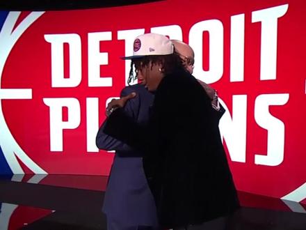 #2022nba选秀【第5顺位:杰登-艾维】活塞队用首轮第五顺位选中了来自普渡大学的杰登-艾维。艾维身高1米93体重88公斤,位置得分后卫,选秀模板为贾-莫兰特/德韦恩-韦德,大二赛季场均17.3分4.9篮板3.1助攻0.9抢断0.6封盖,投篮命中率53.1%,三分命中率35.8%。