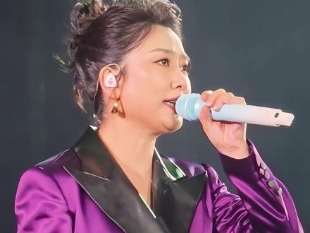 凤凰传奇褪去舞台星光,二人皆有军旅履历,曾是英姿飒爽的解放军军人!#凤凰传奇西安演唱会 #凤凰传奇 #玲花 #曾毅 #绿旋风
