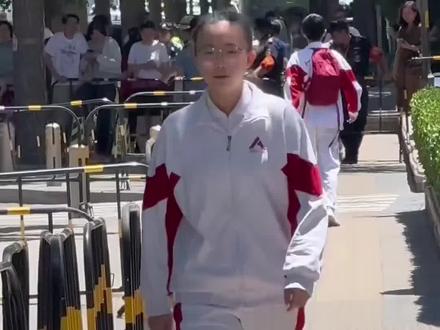 高考结束,女生霸气出场,点头那几下压迫感极强,这孩子的气场,一看就考挺好