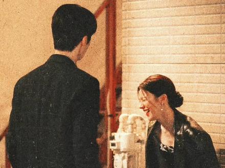 《爱情怎么翻译》是我的年度神剧!
真正的爱是"我看见你的拧巴,也看见你的温柔"是"我懂你的沉默,也懂你的欲言又止"
"打扫干净屋子再请客",是土象星座刻在DNA里的清醒和认真整理好自己的生活,才有底气去爱别人。
原来爱情根本不用翻译,当两个人愿意"看见"彼此的时
候,所有的情绪都有了默契的出口💗#爱情怎么翻译 #韩剧 #金宣虎 #高允真