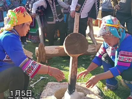 1月5日,云南弥勒。春节将至,处处弥漫着浓浓的年味。弥勒彝族人家开始舂粑粑啦!#年味#传统习俗 #寻找年味