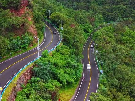 四月自驾南太行,只有两天时间怎么玩:
🚗第一天:
宝上路观景台→→武家湾→→小壶口瀑布→→黑毛沟大峡谷→→太行音乐公路→→西庄上村驿站→→棋子山→→陵川住宿
🚗第二天:
陵川出发→→浙水村→→东柏坡→→大峡谷镇→→八泉峡→→石板岩小镇🚗🚗🚗#自驾游 #南太行 #攻略 #两天一晚 #风景