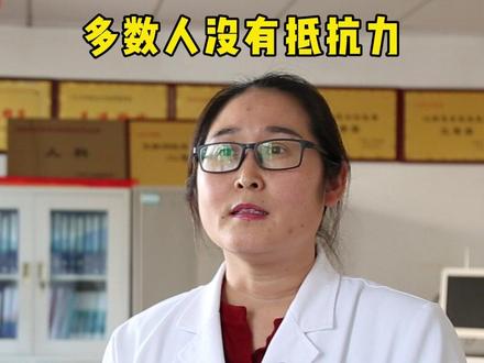 医生提醒,甲流H3N2病毒传播途径主要通过飞沫经呼吸道传播,也可通过接触被病毒污染的手、日常用品等间接传播。#甲流 #H3N2 #紧急 #医院 #提醒