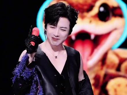 刘宇宁之“漏肩膀头子”全部合集来喽………
这给哥夸的“是真开心,真性情,真热了”😄(话又说回来,这么多头衔这搁谁谁不热啊)
#当刘宇宁被粉丝夸热了 哈哈哈宁哥脱衣服,小露香肩
刘宇宁杭州演唱会
刘宇宁:你是通过什么,什么时候认识的我啊?
粉丝:我是折腰时期,粉上宁哥的
刘宇宁:什么时候脱粉啊?(猝不及防的提问)
粉丝:你是我永远的本命
刘宇宁:感谢你的支持
粉丝:非常荣幸来到三平台破万男主,三分钟角色热度破亿,尖叫男神,VIP之星,内娱唯一双栖双顶......我们都爱宁,我们都会一直在这里
刘宇宁:这么多title,你再念一遍我再听一下,慢一点念~给我说热了😄@摩登兄弟刘宇宁#刘宇宁演唱会二巡 #向全世界安利我的偶像#追星怎么可能追谁都一样