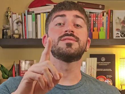 😱comodo 和 conveniente 都是方便?错!
⚠️今天来讲这组我的学员们的高频翻车近义词:
如果你想说:“坐火车比坐飞机更方便”
第一个想到的词是“conveniente”
想说“我不舒服”
却一开口就是 Non sono comodo?
那你也被中式意语带翻啦!
好好看完这个视频
从今以后要记得:
✨comodo = 物品舒适(床/衣服)& 交通方便(坐火车比开车comodo)
✨conveniente = 价格划算(比如买三送一)
✨“我不舒服”要说 Non sto bene / sto male 哦~
#意大利语教学#意大利语老师 #意大利语 #意大利语词汇 #意大利语课